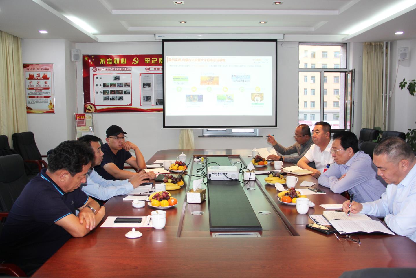 內(nèi)蒙古農(nóng)牧業(yè)產(chǎn)業(yè)化龍頭企業(yè)協(xié)會與阿里巴巴中國區(qū)域西北大區(qū)總經(jīng)理衛(wèi)煒一行洽談合作