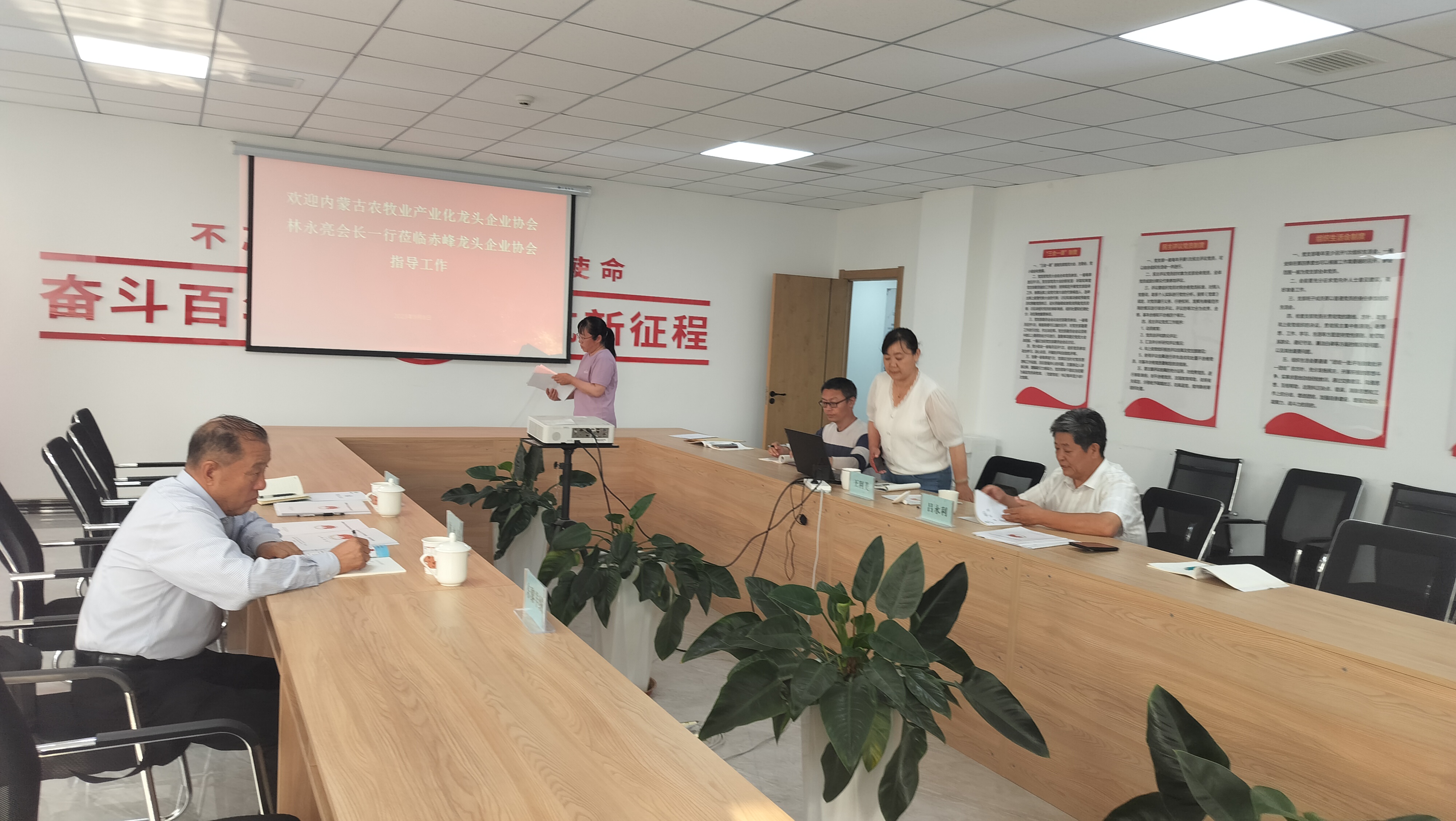 協(xié)會執(zhí)行會長林永亮一行赴赤峰農牧業(yè)產業(yè)化龍頭企業(yè)協(xié)會座談交流